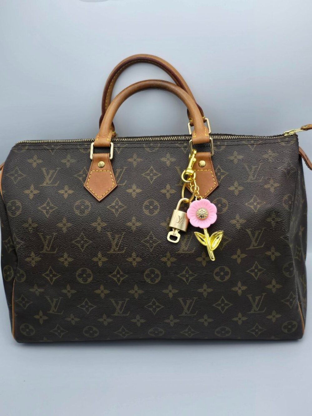 Authentic LV Louis Vuitton Gold Lock & Key 🔑 Unbranded Flower Keychain Charm - Picture 3 of 10